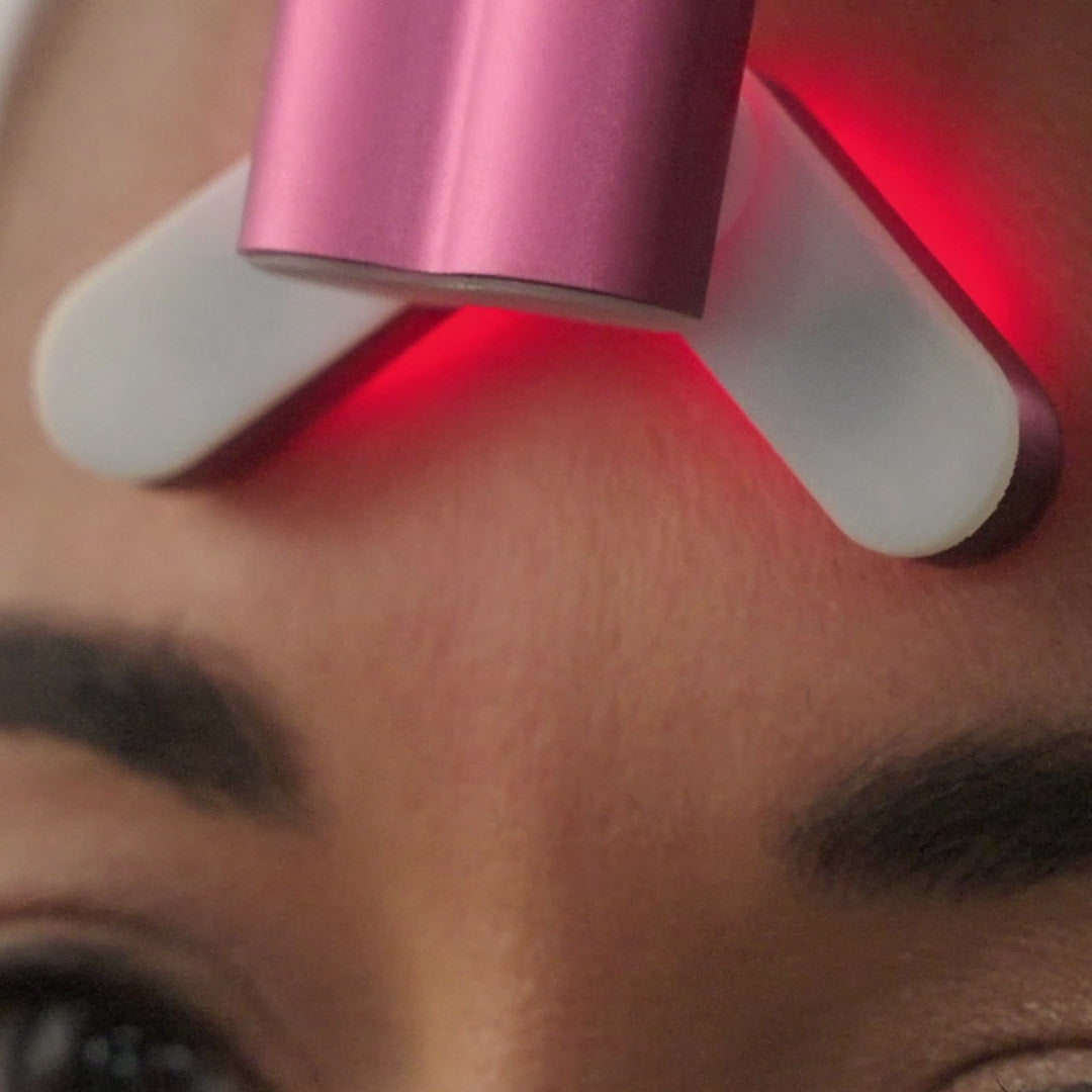 DermaWav mit rotem LED-Licht auf der Stirn – gezielte Anti-Aging-Anwendung durch Wärme und Mikrovibration.
