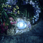 Nahaufnahme einer LED-Solarleuchte im Blumenbeet.