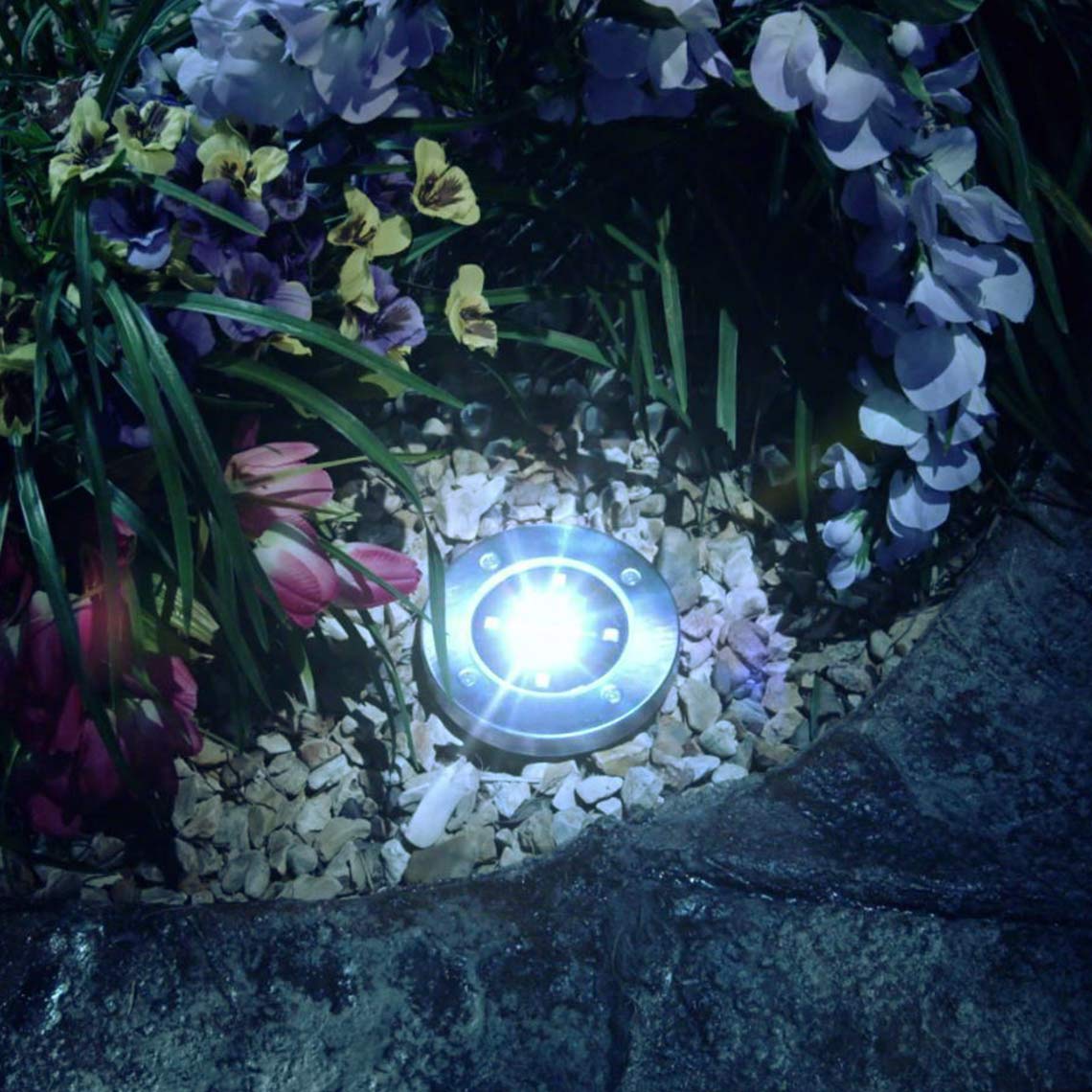 Nahaufnahme einer LED-Solarleuchte im Blumenbeet.