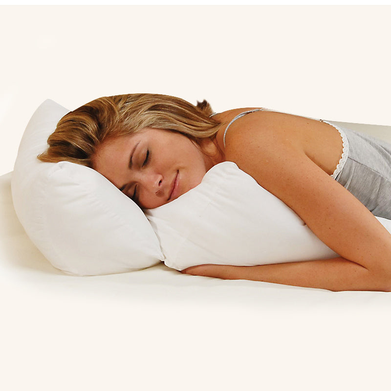 Frau schläft seitlich auf dem Dreamolino Flip Pillow – ideal für Nacken- und Schulterunterstützung.
