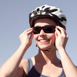 Frau trägt beim Radfahren die HD Polar View Sonnenbrille mit optimalem Blendschutz.