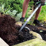 Mit der Hammersmith Rayzor Shovel wird stark verwurzelte Erde neben Steinen gelockert.