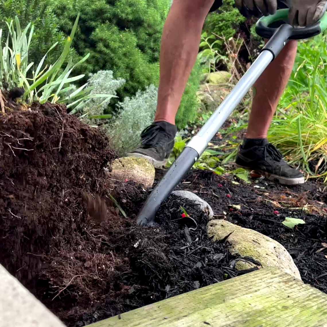 Mit der Hammersmith Rayzor Shovel wird stark verwurzelte Erde neben Steinen gelockert.