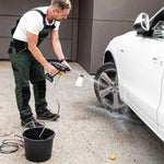 Mit Hammersmith HydroBlast wird ein Autoreifen mit Schaumaufsatz gründlich gereinigt.