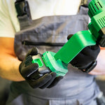 Nahaufnahme eines Handwerkers beim Einsetzen des 20V Akkus in die Pocket Saw.