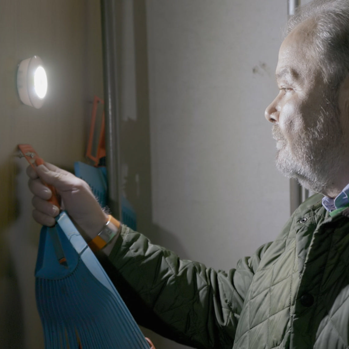 HandyLUX TopBright bringt Licht in dunkle Räume – ideal zum Aufhängen von Gegenständen.