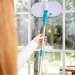 Fensterreinigung mit der Hurricane Floating Mop – auch für glatte Oberflächen flexibel einsetzbar.