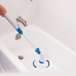 Reinigen der Badewanne mit dem Hurricane Spin Scrubber – kraftvoll und ohne Bücken.