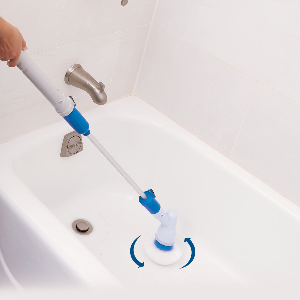Reinigen der Badewanne mit dem Hurricane Spin Scrubber – kraftvoll und ohne Bücken.