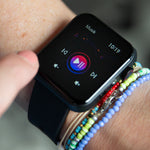 Der Kendox LifeTracker wird zur Musiksteuerung genutzt, das Display zeigt Play- und Skip-Funktionen.