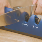 Messerschärfen mit Livington BladeStar in zwei Schleifstufen für optimale Klingenschärfe.
