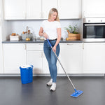 Livington Touchless Mop mit passendem Eimer für müheloses Reinigen glatter Böden in der Küche.