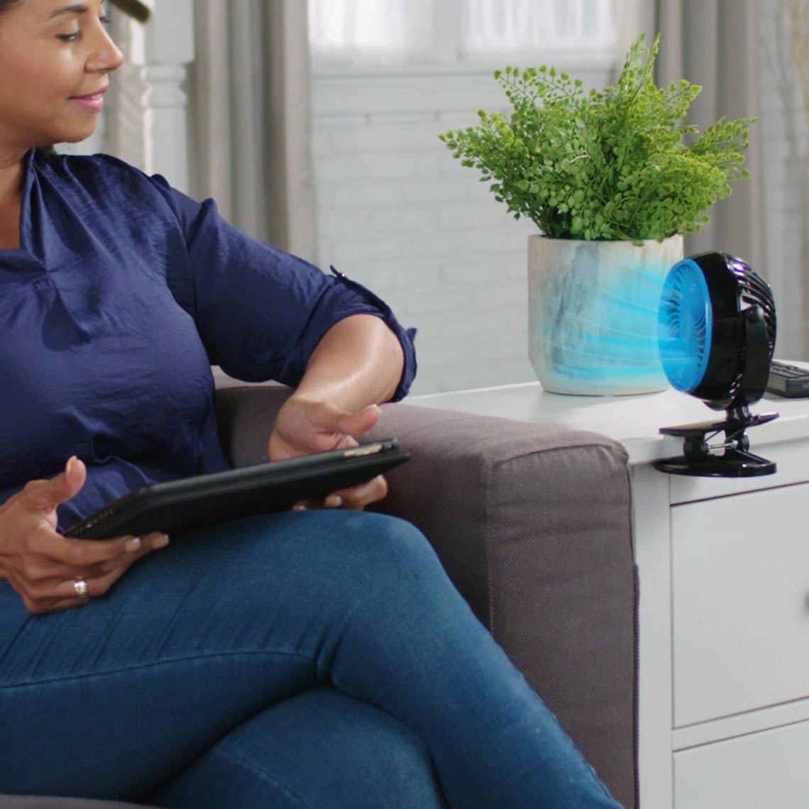 Kompakte Abkühlung mit dem Livington GoFan – ideal für den Tisch.