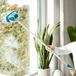 Livington MultiScrubber reinigt hohe Fenster bequem mit Teleskopstab – kraftvoll und gründlich.