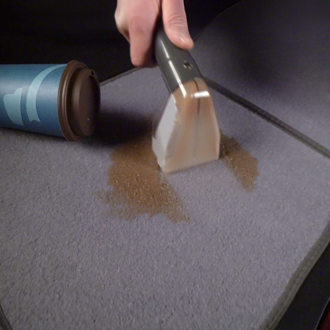 Livington Spot Blast saugt verschütteten Kaffee aus Autoteppich mühelos auf.
