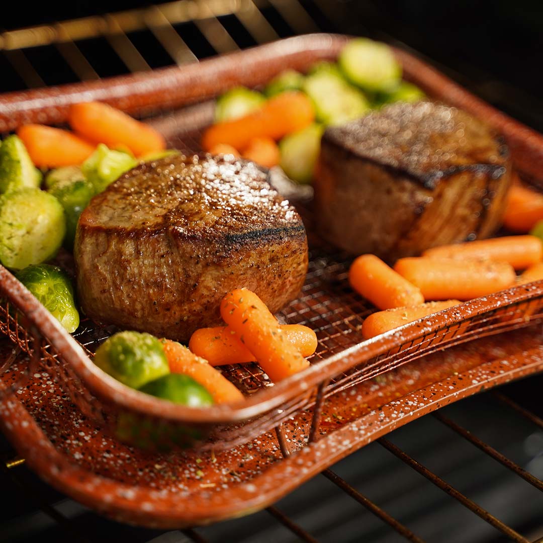 Steak und Gemüse werden im Livington Super Crisper im Ofen knusprig und fettarm gegart.