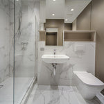 Modernes Badezimmer mit Dusche, Waschbecken und WC in Marmoroptik – ideal für Livington Window Buddy geeignet.