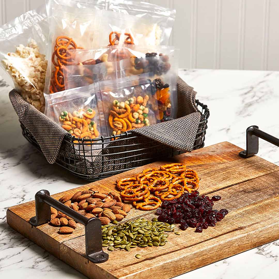 PowerXL Duo NutriSealer verpackt Snacks wie Nüsse und Brezeln portionsweise und luftdicht.