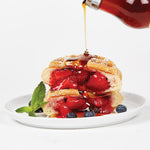 Süßes Waffel-Dessert mit frischen Erdbeeren, Heidelbeeren und Sirup – zubereitet mit dem PowerXL Waffle Star.