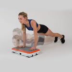 Frau macht Liegestütze auf der VibroShaper Deluxe Vibrationsplatte zur Kräftigung des Oberkörpers.