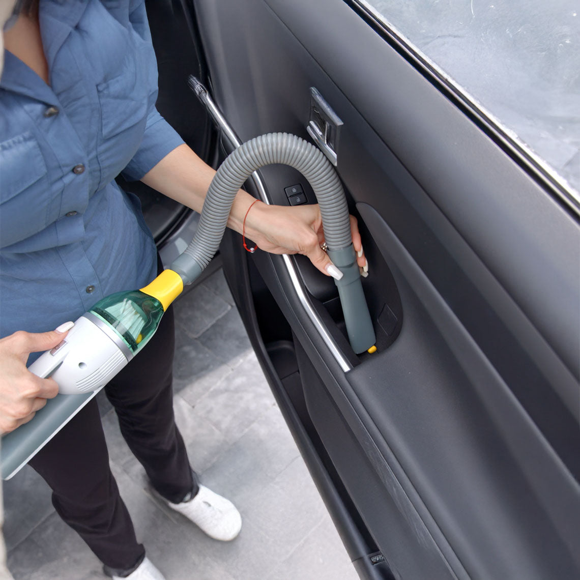 Horsepower Duck reinigt präzise schwer erreichbare Stellen im Autoinnenraum mit flexiblem Schlauch.