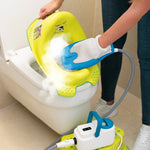 Ein Kindertoilettenaufsatz wird mit dem Livington SteamTouch hygienisch mit Dampf gereinigt.