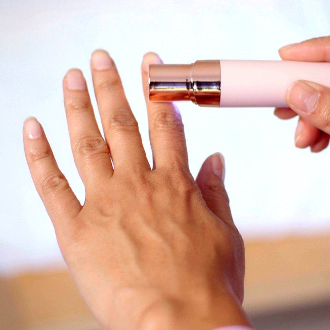 Velform Epilwiz entfernt feine Härchen von der Hand – sanft und präzise.