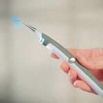 DentaPic Sonic mit LED-Licht und Schallspitze – für präzise Zahnreinigung und leichte Handhabung.