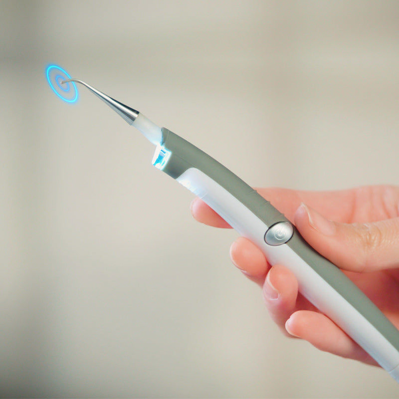 DentaPic Sonic mit LED-Licht und Schallspitze – für präzise Zahnreinigung und leichte Handhabung.
