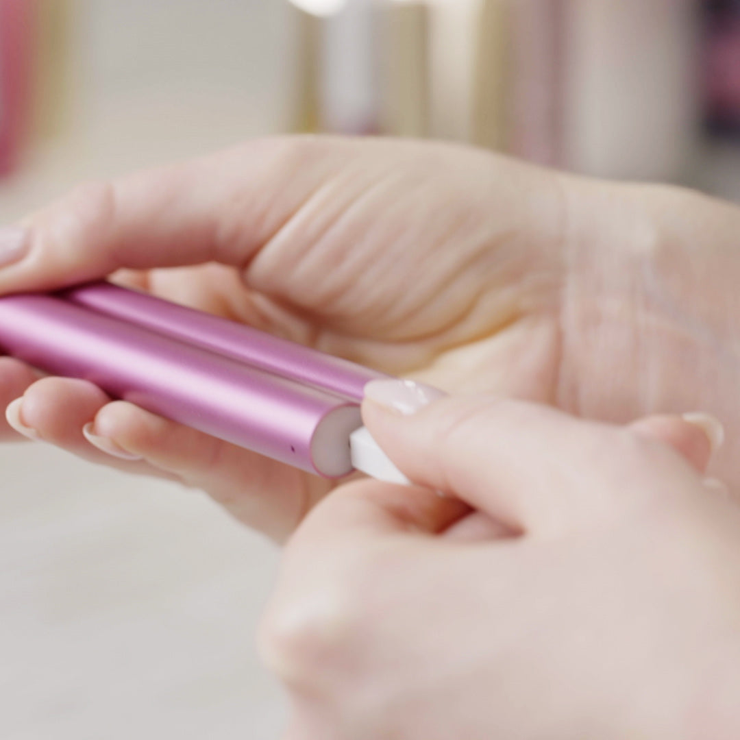 DermaWav mit leicht zu öffnendem Gehäuse – aufladbar, kompakt und ideal für die tägliche Gesichtspflege.