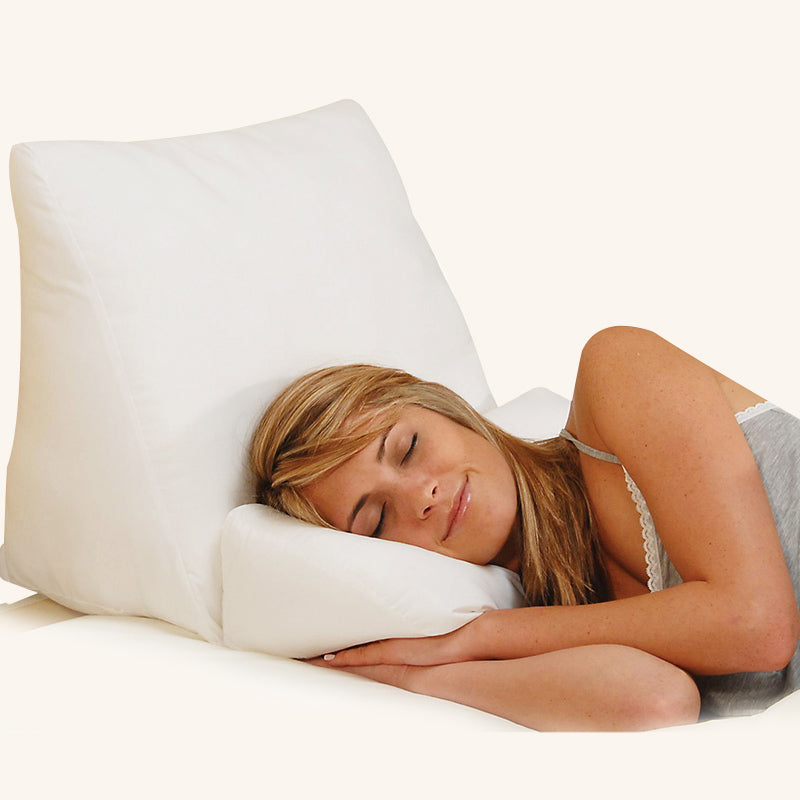 Frau schläft seitlich, gestützt durch das Dreamolino Flip Pillow – ergonomischer Halt für Kopf und Oberkörper.