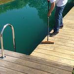 Terrasse am Pool wird mit Freshmo gereinigt – ideal für Holzflächen im Außenbereich.