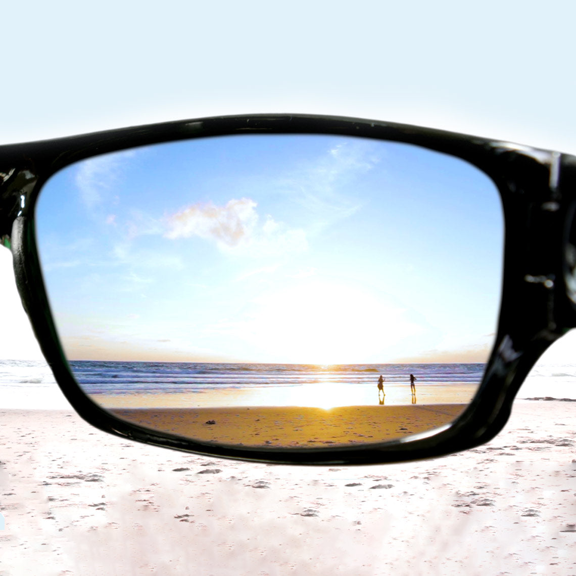 Strandblick durch HD Polar View Brille mit klarem Kontrast und reduziertem Blendeffekt.