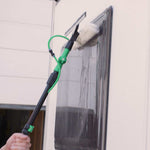 Mit Hammersmith AquaClean Deluxe Fenster mühelos waschen und abziehen – bequem vom Boden aus.