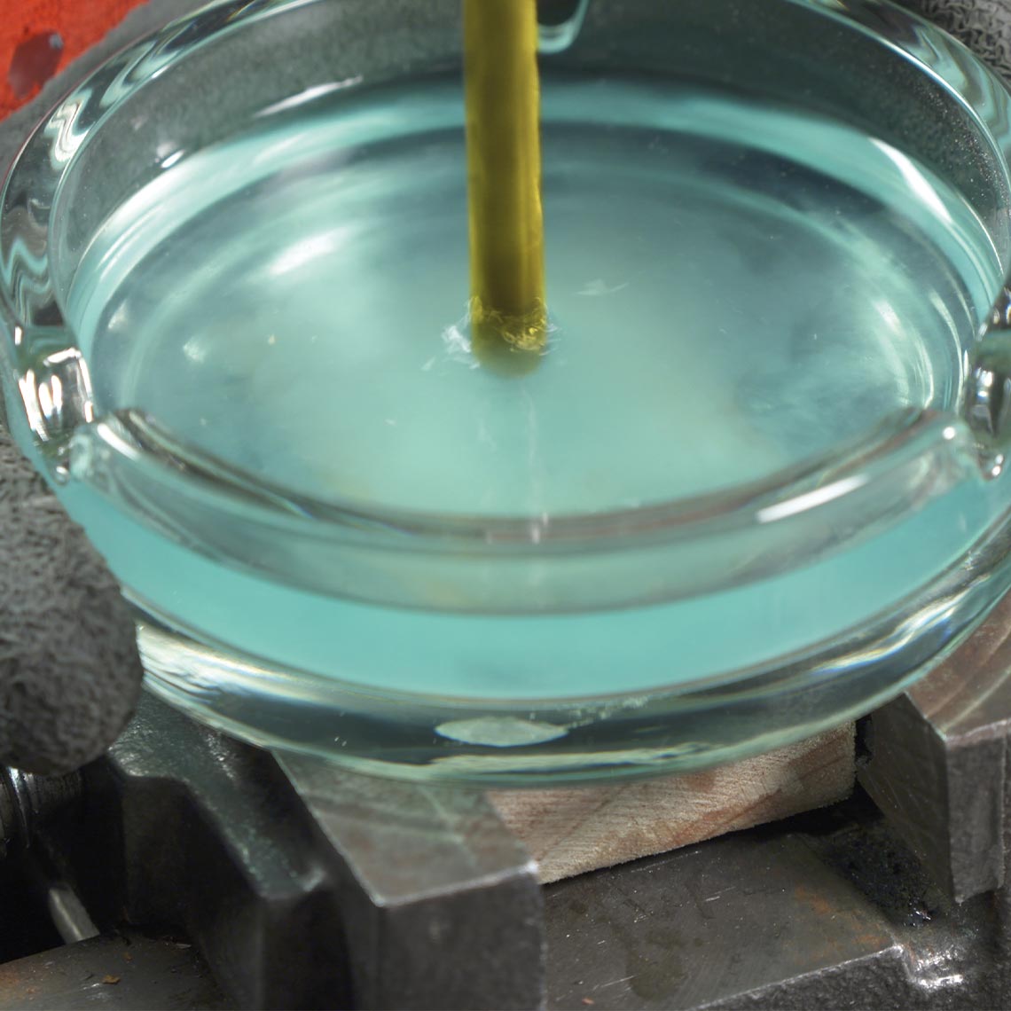 Hammersmith Drill Bit Pro bohrt präzise durch Glas – sauber, sicher und ohne zu splittern.