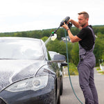 Mann wäscht ein Auto mit dem Hammersmith HydroBlast MAX und Schaumaufsatz