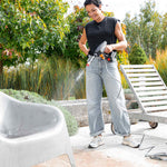 Mit Hammersmith HydroBlast wird ein Gartenstuhl im Außenbereich gründlich abgespritzt.