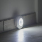 HandyLUX TopBright spendet Bodenlicht im Dunkeln – perfekt als Nachtlicht mit Bewegungssensor.