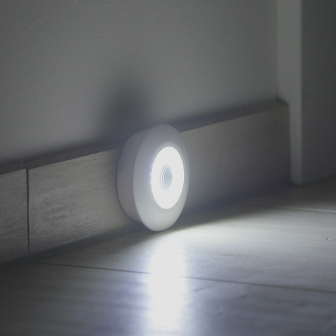 HandyLUX TopBright spendet Bodenlicht im Dunkeln – perfekt als Nachtlicht mit Bewegungssensor.