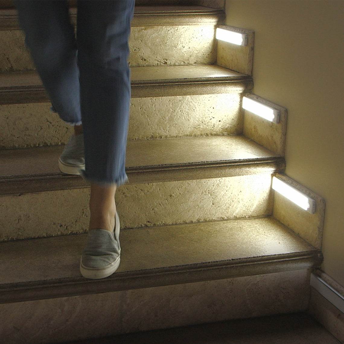 HandyLux Slim Bright – LED-Leuchten sorgen an der Treppe für sicheres Gehen im Dunkeln.