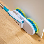 Die Hurricane Floating Mop reinigt präzise entlang von Kanten und Möbeln – ideal für schwer erreichbare Stellen.