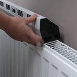 Installation des Livington SmartAir Heater auf einem Heizkörper durch einfaches Aufsetzen auf den oberen Rand.