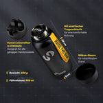 Grafische Produktdarstellung einer schwarzen Trinkflasche mit Deckel als Smartphone-Halter und gelber Trageschlaufe. Beschriftungen zeigen Funktionen und Maße: einstellbare Kamera in drei Winkeln, rutschfester Silikon-Sleeve, Trageschlaufe, Höhe 23,5 cm, Durchmesser 9 cm, Gewicht 450 g und Füllvolumen 950 ml.