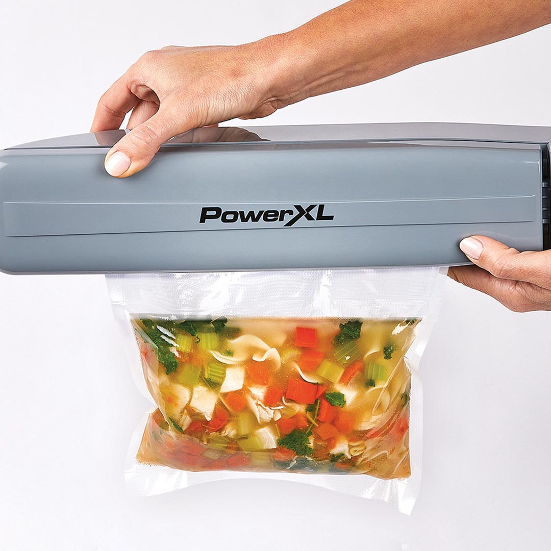 Mit dem PowerXL Duo NutriSealer wird frische Suppe sicher und luftdicht vakuumiert.