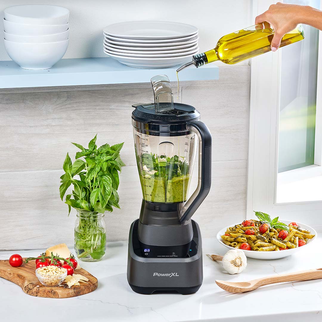 Der PowerXL SensiMax Blender püriert grüne Zutaten zu einem Pesto