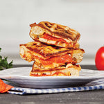 Herzhafte Waffel-Sandwiches mit Tomate und Käse – perfekt zubereitet mit dem PowerXL Waffle Star.