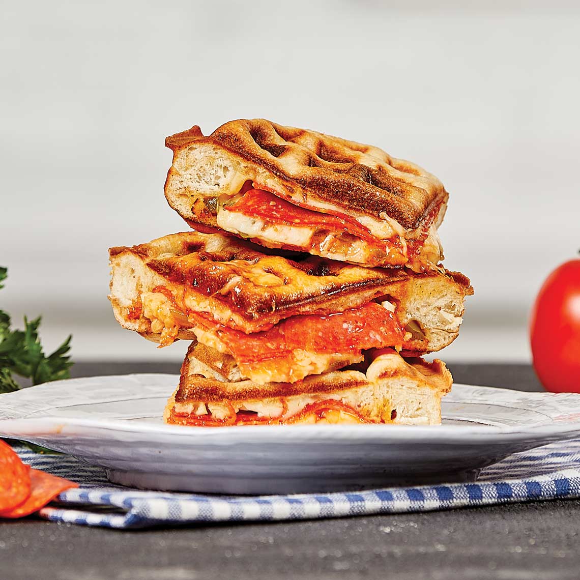 Herzhafte Waffel-Sandwiches mit Tomate und Käse – perfekt zubereitet mit dem PowerXL Waffle Star.