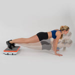 Frau trainiert in Plank-Position mit den Füßen auf der VibroShaper Deluxe Vibrationsplatte.