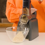 Hartes Weißbrot wird zu Paniermehl gemahlen
