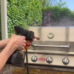 Mit dem Hammersmith JetHawk wird ein Grill aus Edelstahl effektiv gereinigt.